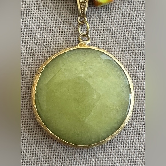 22-1/2 inch Elegant Green Beaded Necklace with Gold Accents - Picture 11 of 14